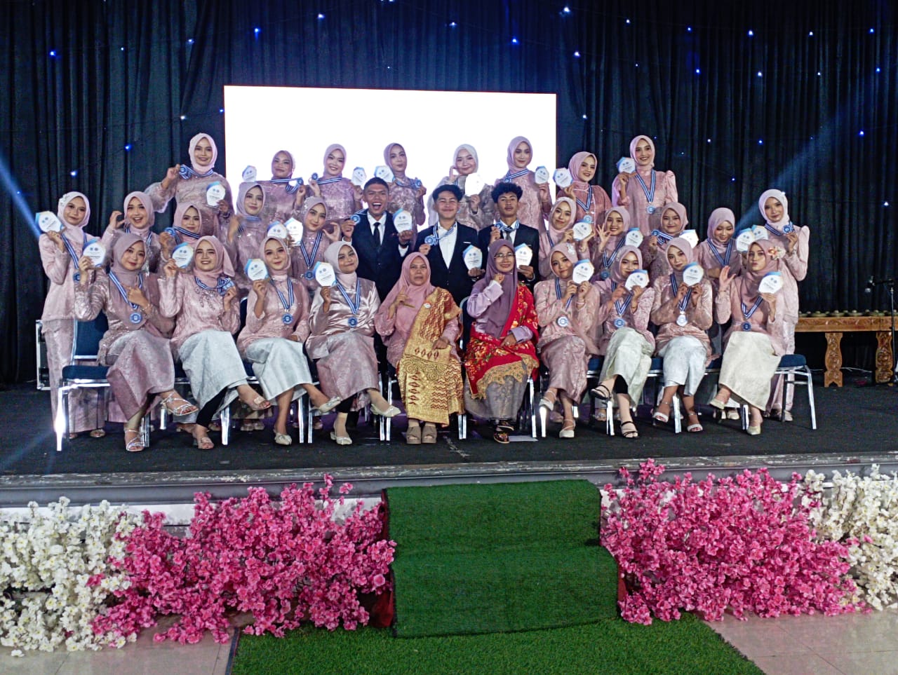 Sejumlah siswa kelas XII foto bersama dengan Kepsek Muharnis dan Wali Kelas. (chandra antoni)